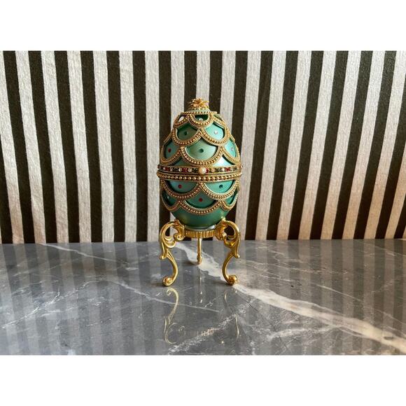 Kingspoint Designs Item #30513 Decorative Egg Trinket Music Box - Picture 2 of 6